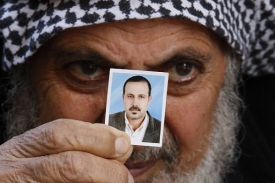 Otec vysoce představeného činitele Hamasu s fotografií zavražděného.